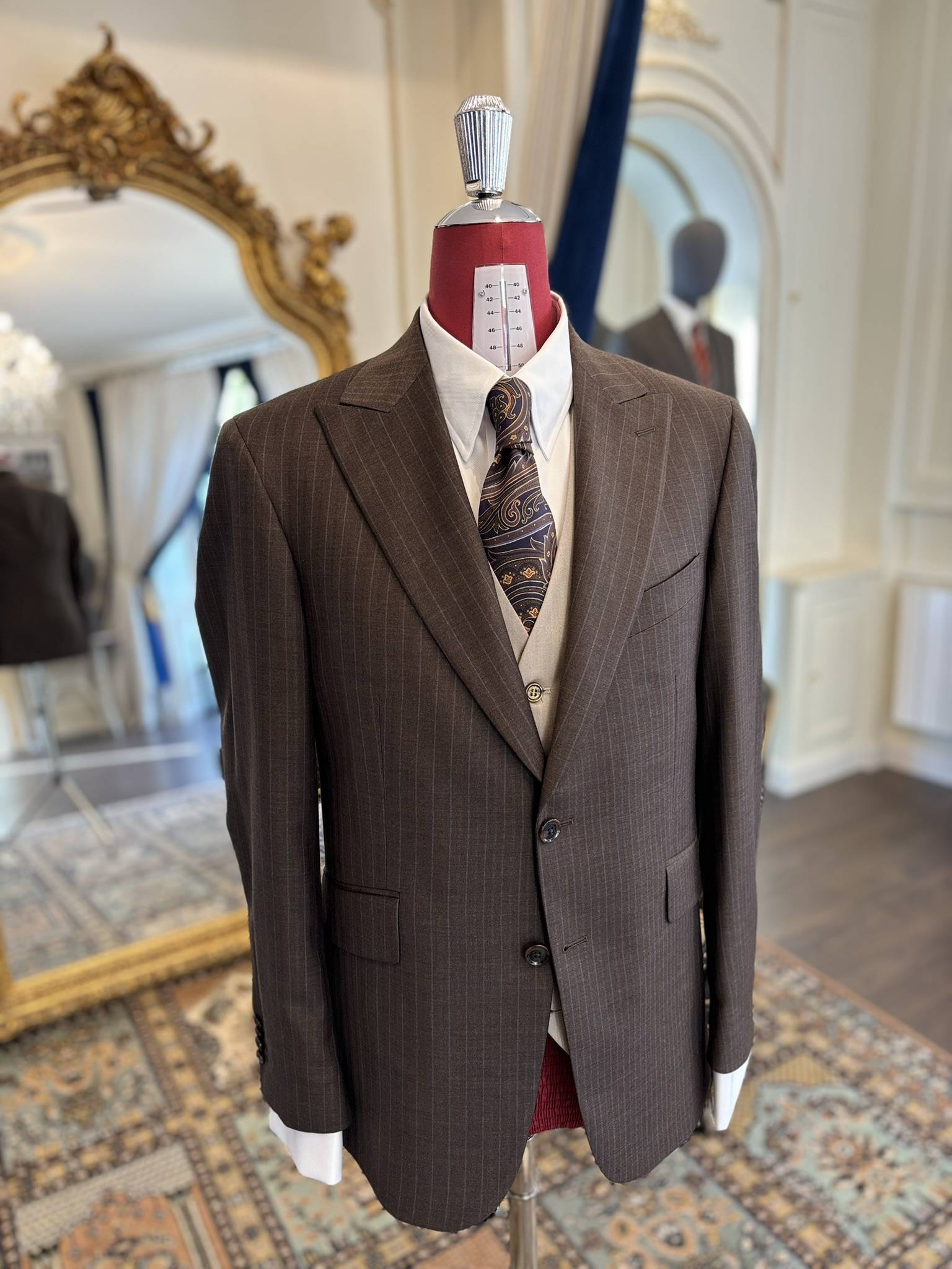 costume de mariage sur mesure marron, costume rayures Scabal Eton, costume Scabal Saint-Germain-en-Laye