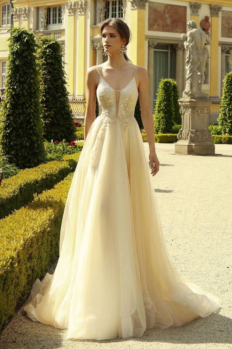 Silhouettes fluides conçues par CARAT à Saint Germain en Laye : Les robes de mariée CARAT offrent des silhouettes fluides et élégantes, conçues pour épouser parfaitement les courbes féminines et mettre en valeur la beauté naturelle de chaque mariée, pour 