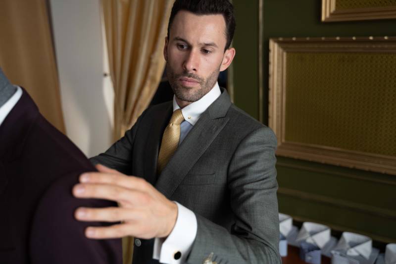 prise-de-mesure-veste-sur-mesure-homme-costume