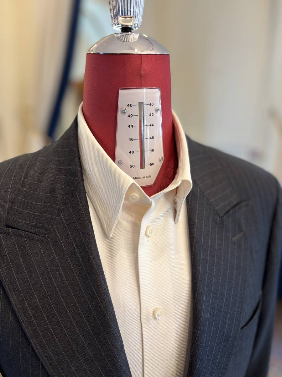 Costume business gris foncé à rayures sur mesure : élégance et prestance par CARAT