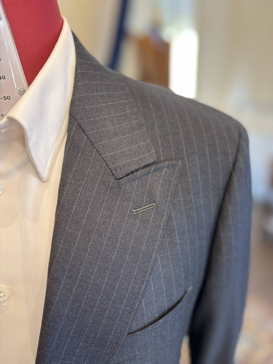 Costume business gris foncé à rayures sur mesure : élégance et prestance par CARAT