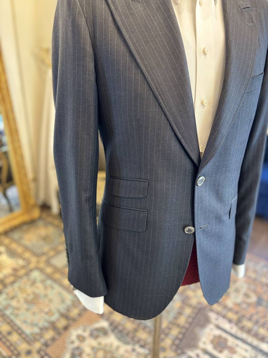 Costume business gris foncé à rayures sur mesure : élégance et prestance par CARAT