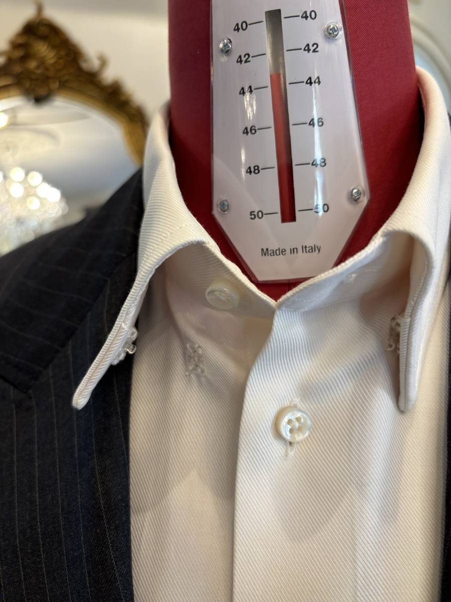 Costume business gris foncé à rayures sur mesure : élégance et prestance par CARAT