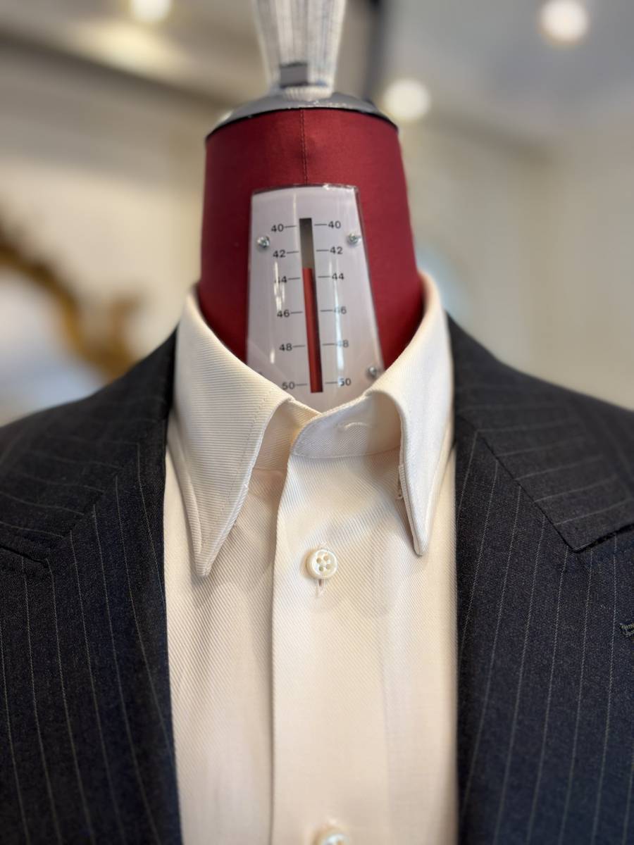 Costume business gris foncé à rayures sur mesure : élégance et prestance par CARAT