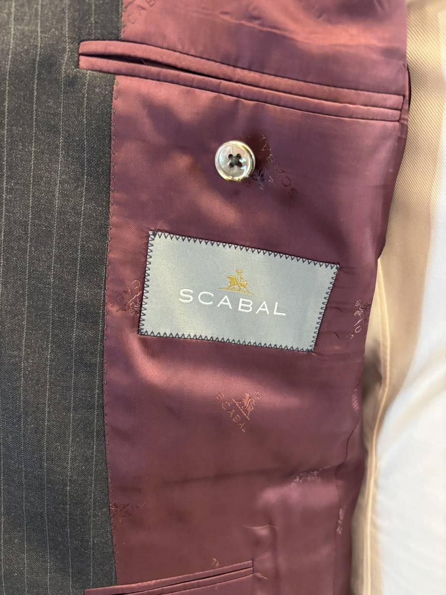 Costume business gris foncé à rayures sur mesure : élégance et prestance par CARAT