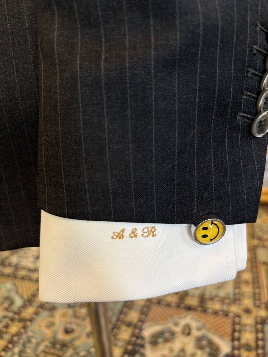 Costume business gris foncé à rayures sur mesure : élégance et prestance par CARAT