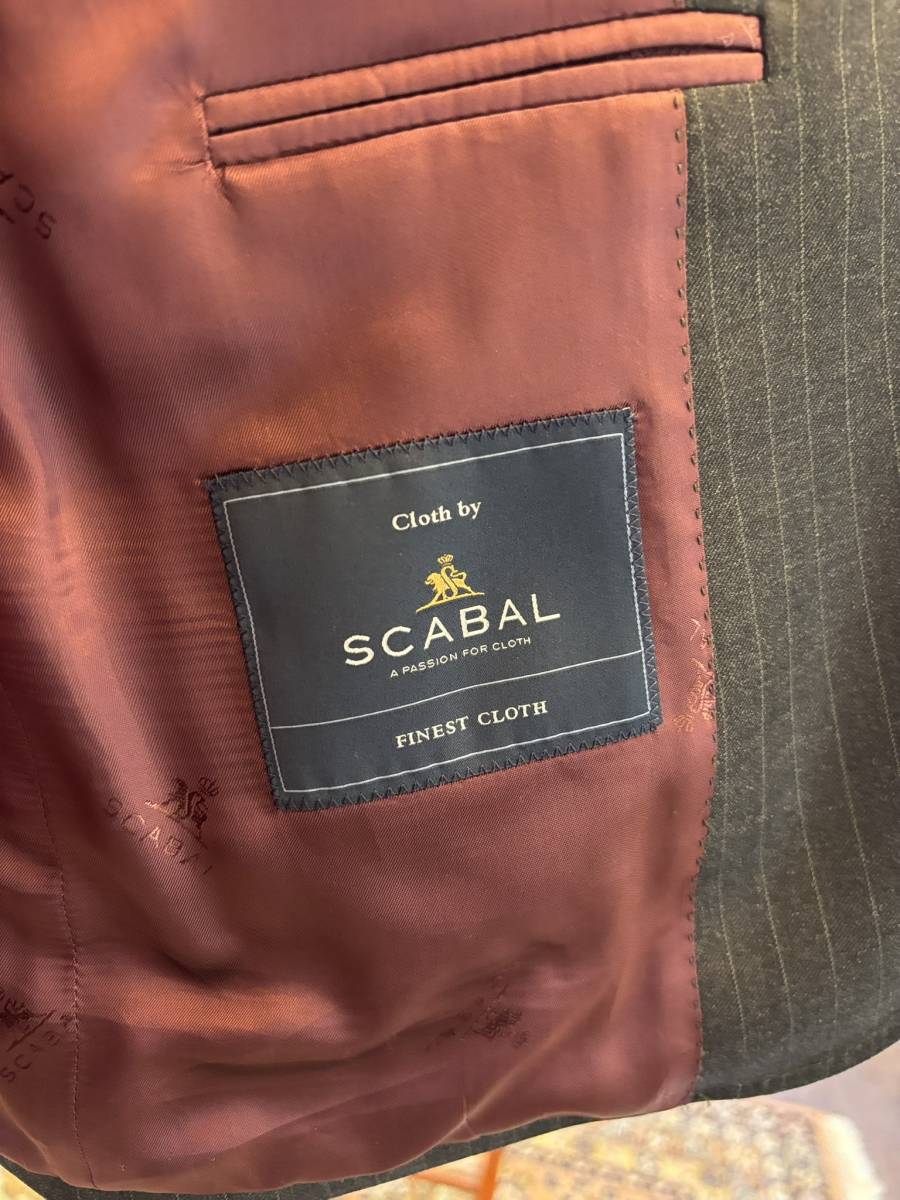 Costume business gris foncé à rayures sur mesure : élégance et prestance par CARAT