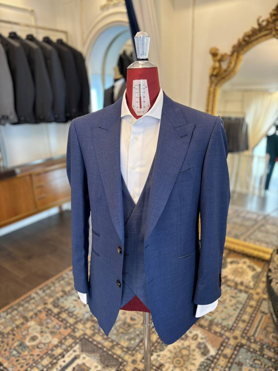 Costume 3 pièces bleu métallique sur mesure : légèreté et raffinement estival par CARAT