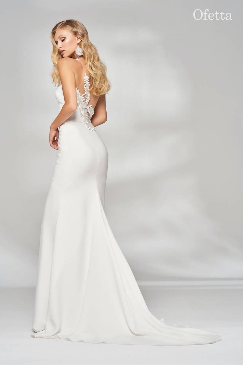 Dentelle délicate façonnée par CARAT à Saint Germain en Laye, dans les Yvelines : La dentelle est l'un des éléments emblématiques des robes de mariée CARAT, ajoutant une touche de romantisme et de féminité à chaque création, pour une allure intemporelle e