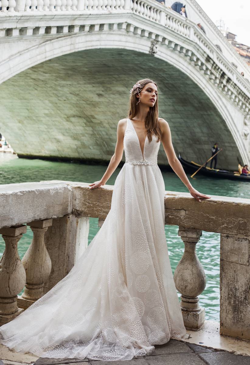 Robe de mariée sur mesure par CARAT à Saint Germain en Laye, Yvelines : Découvrez des créations uniques conçues par la talentueuse couturière et créatrice Agnieszka DANELSKA, offrant une expérience sur mesure incomparable pour chaque mariée, où chaque dét