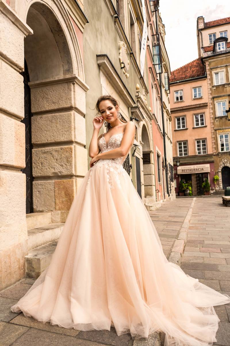 Couture de luxe avec CARAT à Saint Germain en Laye, proche de Paris : Plongez dans l'univers de la haute couture avec des robes de mariée confectionnées avec des matériaux de la plus haute qualité, où l'expertise artisanale et la passion se rencontrent po