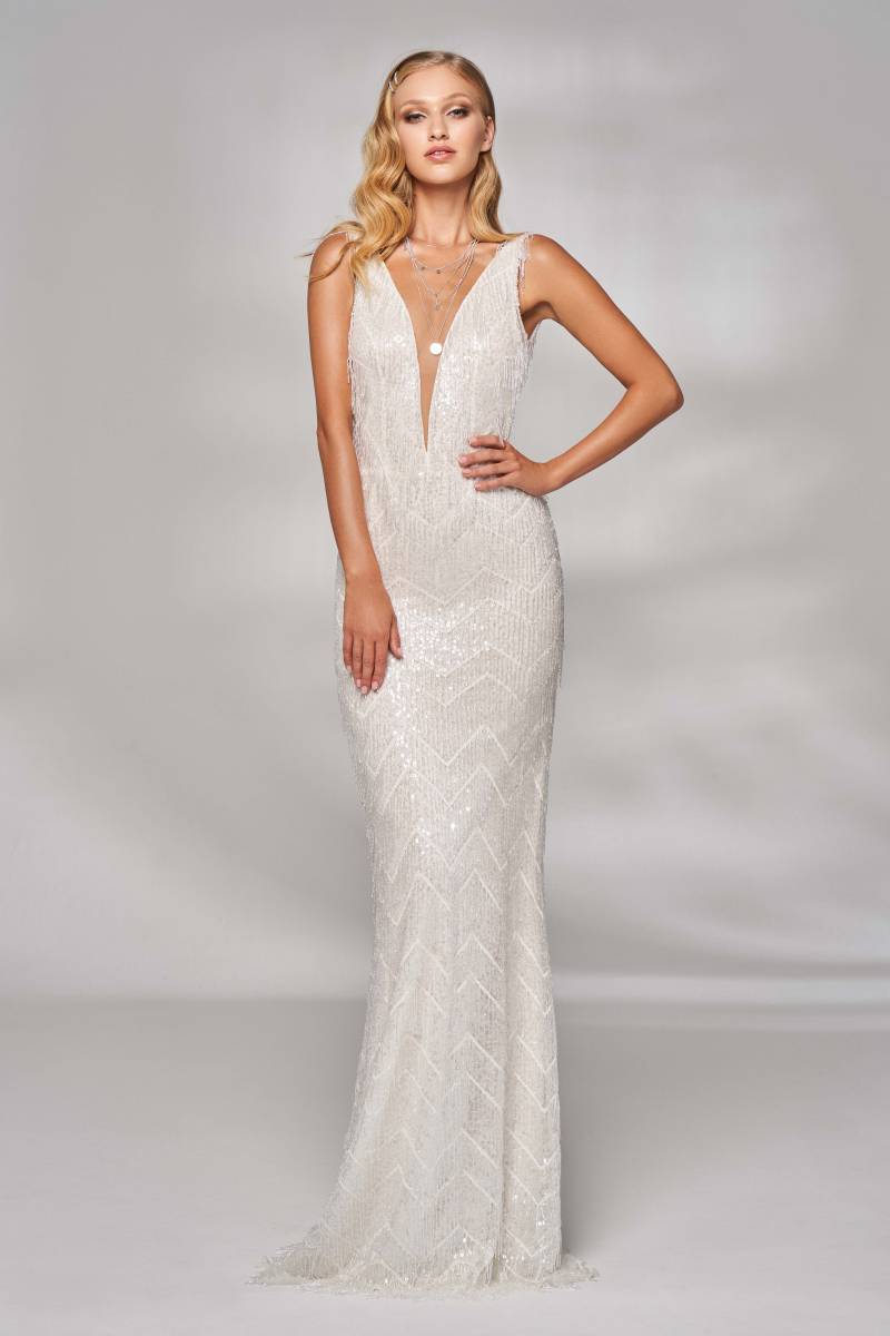 Créations uniques signées CARAT à Saint Germain en Laye, Yvelines : Chaque robe de mariée est une œuvre d'art à part entière, réalisée sur mesure pour chaque cliente, avec une attention méticuleuse aux détails et aux finitions, pour garantir une robe qui 