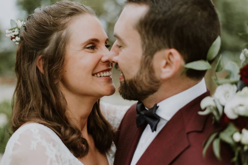 Costume de mariage 2 pièces rouge bordeaux à Saint-Germain-en-Laye