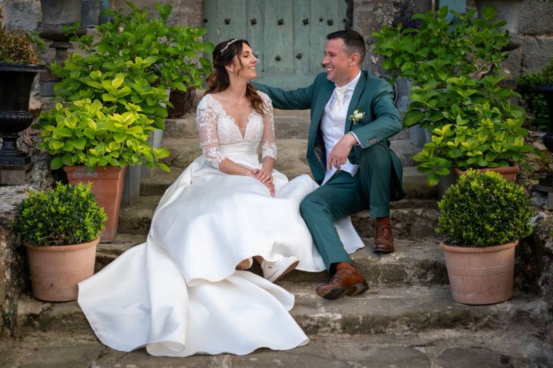 Élégance intemporelle : costume de mariage vert avec accessoires faits main