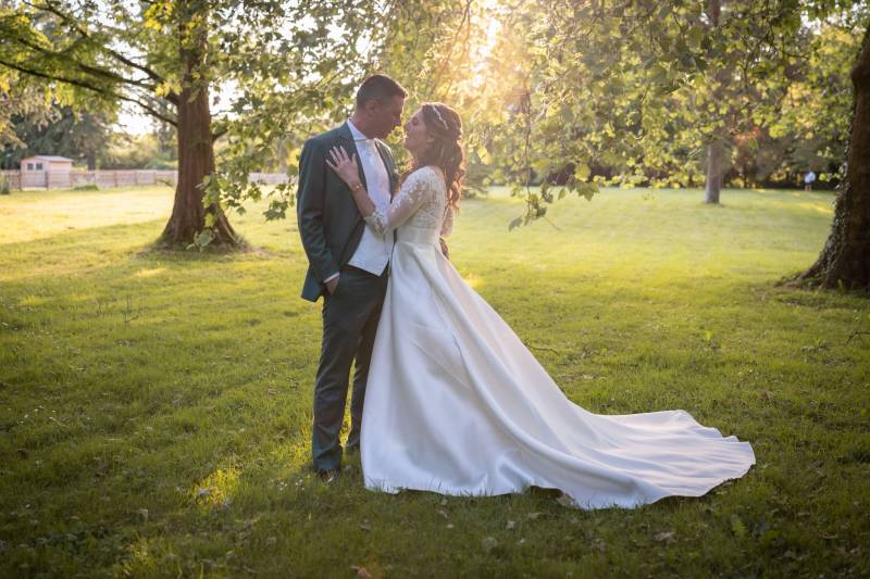 Costume vert et chemise ivoire sur mesure – Mariage raffiné à Rambouillet