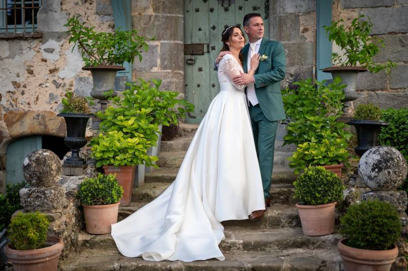 Marié en costume vert bouteille – Raffinement et style personnalisé à Versailles