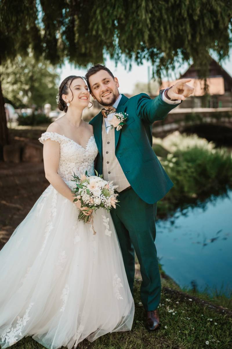 Marié chic en vert sapin – Costume sur mesure et chemise blanche sur mesure