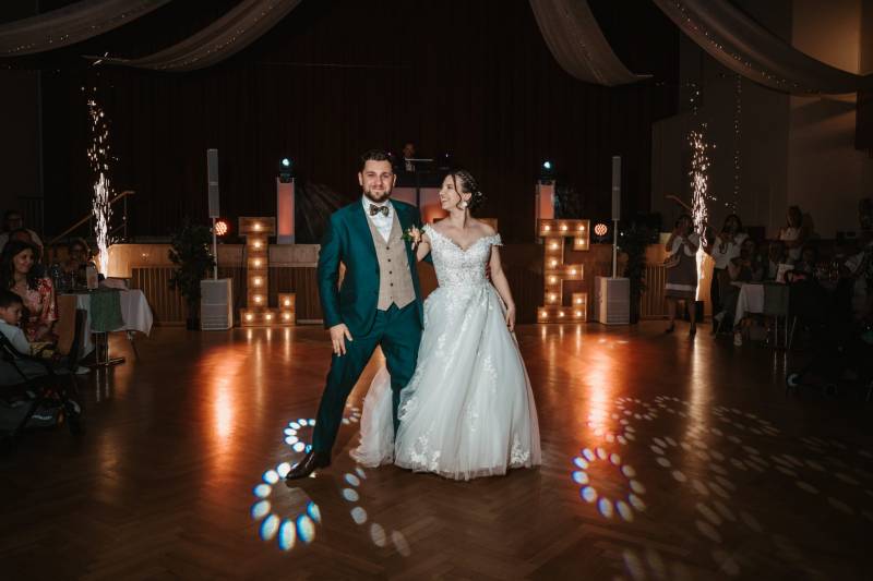 Silhouette de mariage 2025 : costume sur mesure et nœud papillon Danelska Création